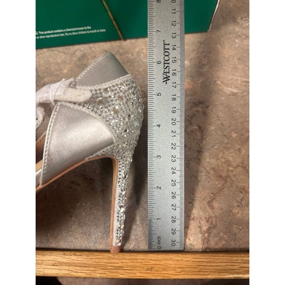 Brand new Lauren Lorraine Daisey heels new in box. Size 7. - Picture 2 of 6